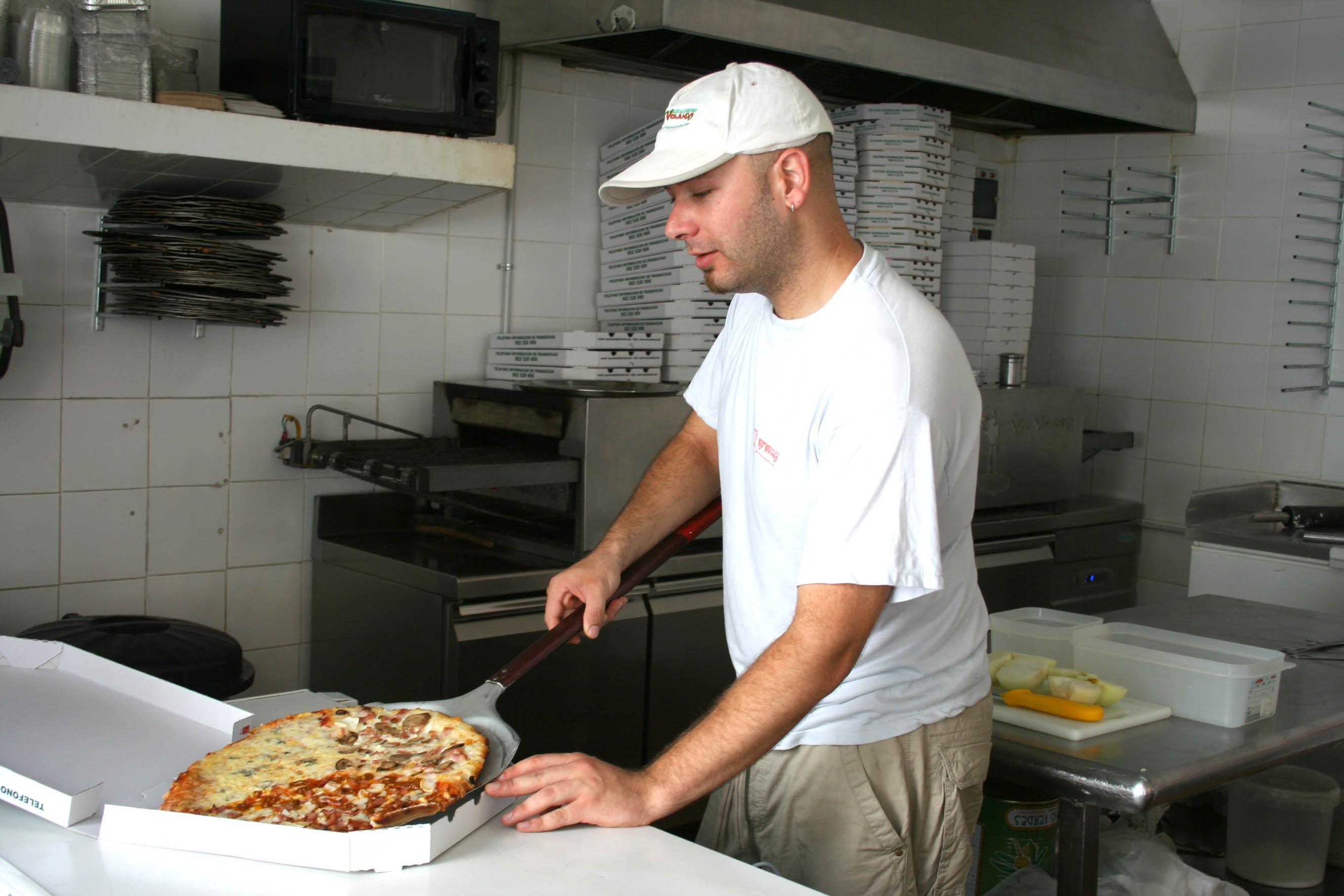 Opplev ⁢den vennlige atmosfæren hos ‍Pizzabakeren Voss